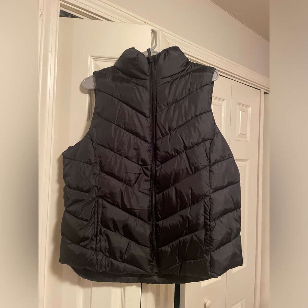 Black puffer vest